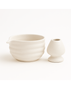 Handgemaakte shirohana matcha set van wit keramiek op een witte achtergrond.