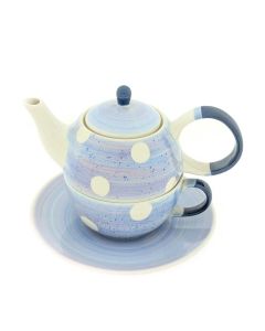 Studio-opname van de Tea for One Set “Dotty Blue” met grote witte stippen, bijpassende kop en schotel tegen een witte achtergrond