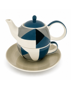 Tea for one set met theepot, kop en schotel in beige, blauw en grijs geometrisch patroon op witte achtergrond.
