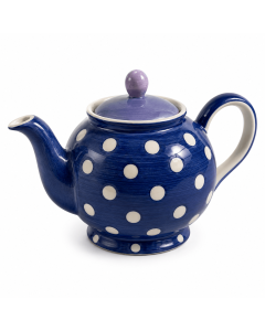Keramische theepot van 1000 ml in diepblauw met witte stippen en een lila deksel tegen een lichte achtergrond.