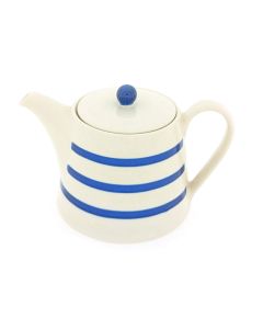Keramische theepot met blauwe horizontale strepen en een blauwe knop, gefotografeerd op een witte achtergrond in studio-opstelling.
