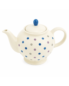 Keramische theepot met vrolijke stippen in blauw, paars en grijs op witte achtergrond, vooraanzicht.