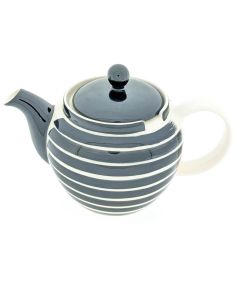 Vrijstaande productfoto van de theepot Noir Linea met handgeschilderde donkerblauwe strepen.