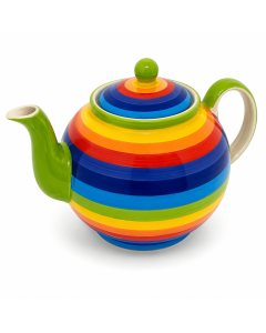 afbeelding: Keramische theepot met kleurrijke regenboogstrepen, groene schenktuit en groen handvat op een witte achtergrond.