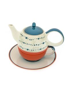 Studio-opname van Tea for One-theepot met rood-blauwe kleurencombinatie en speels stippendecor, geplaatst op schotel tegen witte achtergrond.