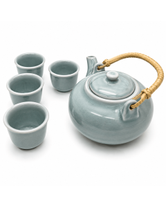 afbeelding: 5-delige celadon blauwe theeset met keramische theepot, bamboe handvat en vier bijpassende theekopjes op witte achtergrond.