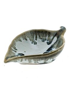 Keramische theetip in créme-groen, bladvormig ontwerp met glazuurdetails