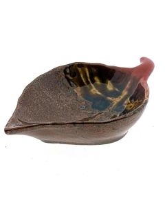 Wijnrode keramieken theetip in bladvorm, glanzend afgewerkt