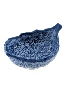 Blauw keramieken theetip in organische bladvorm, stijlvolle glazuurafwerking.