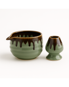 Handgemaakte matcha set Yama met kom en houder in groen en bruin glazuur op witte achtergrond.